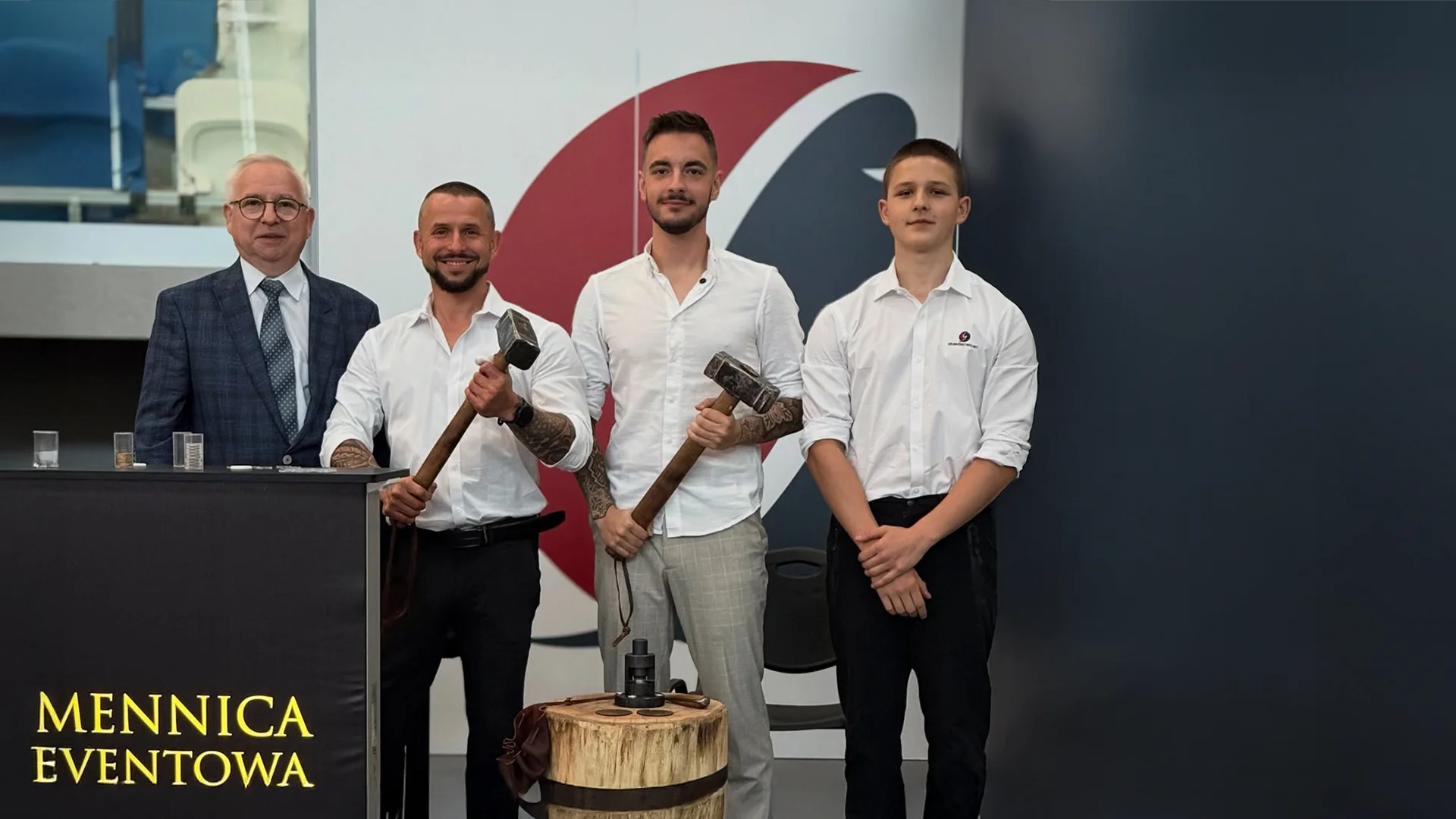 Zespół Mennicy Eventowej podczas prezentacji urządzenia do wybijania monet na targach