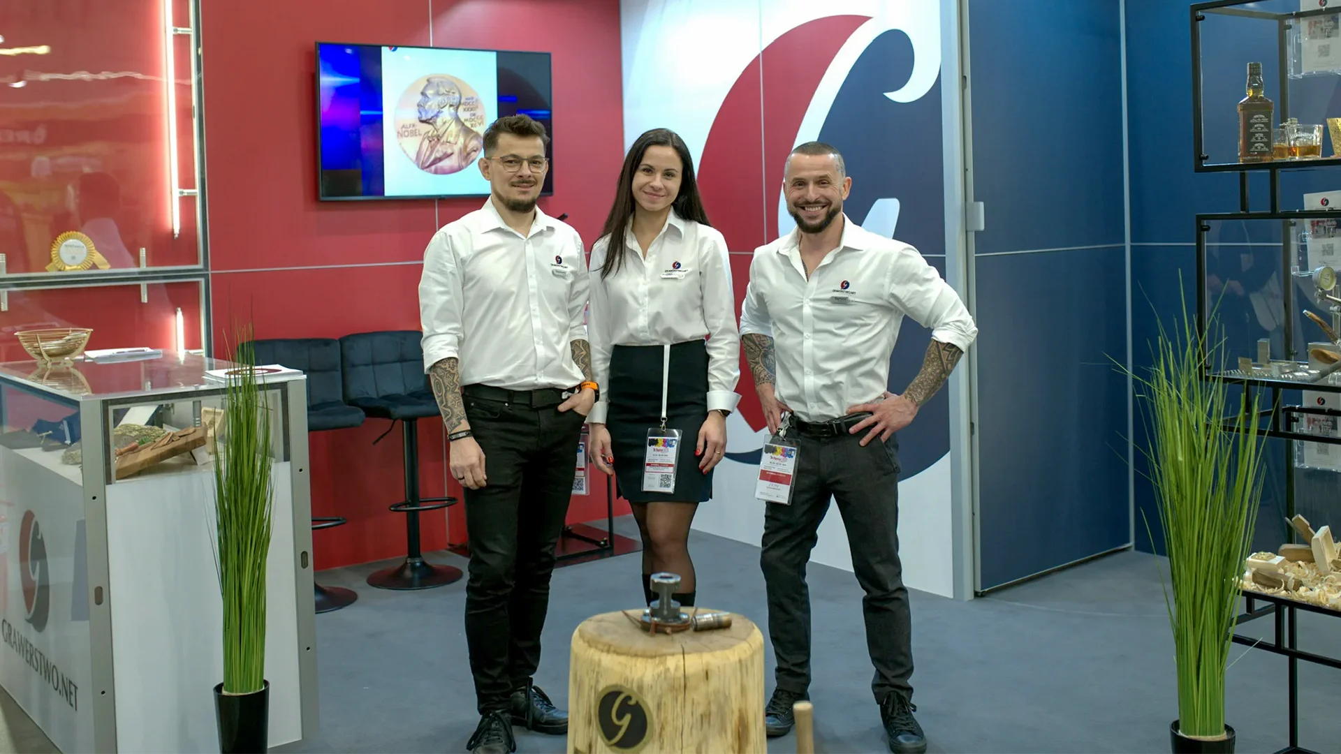 Przedstawicielka Mennicy Eventowej przy stoisku targowym