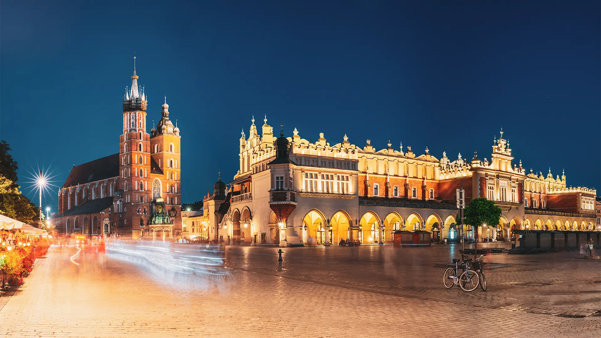 Monety pamiątkowe jako narzędzie promocji miast i regionów na tle historycznej architektury.