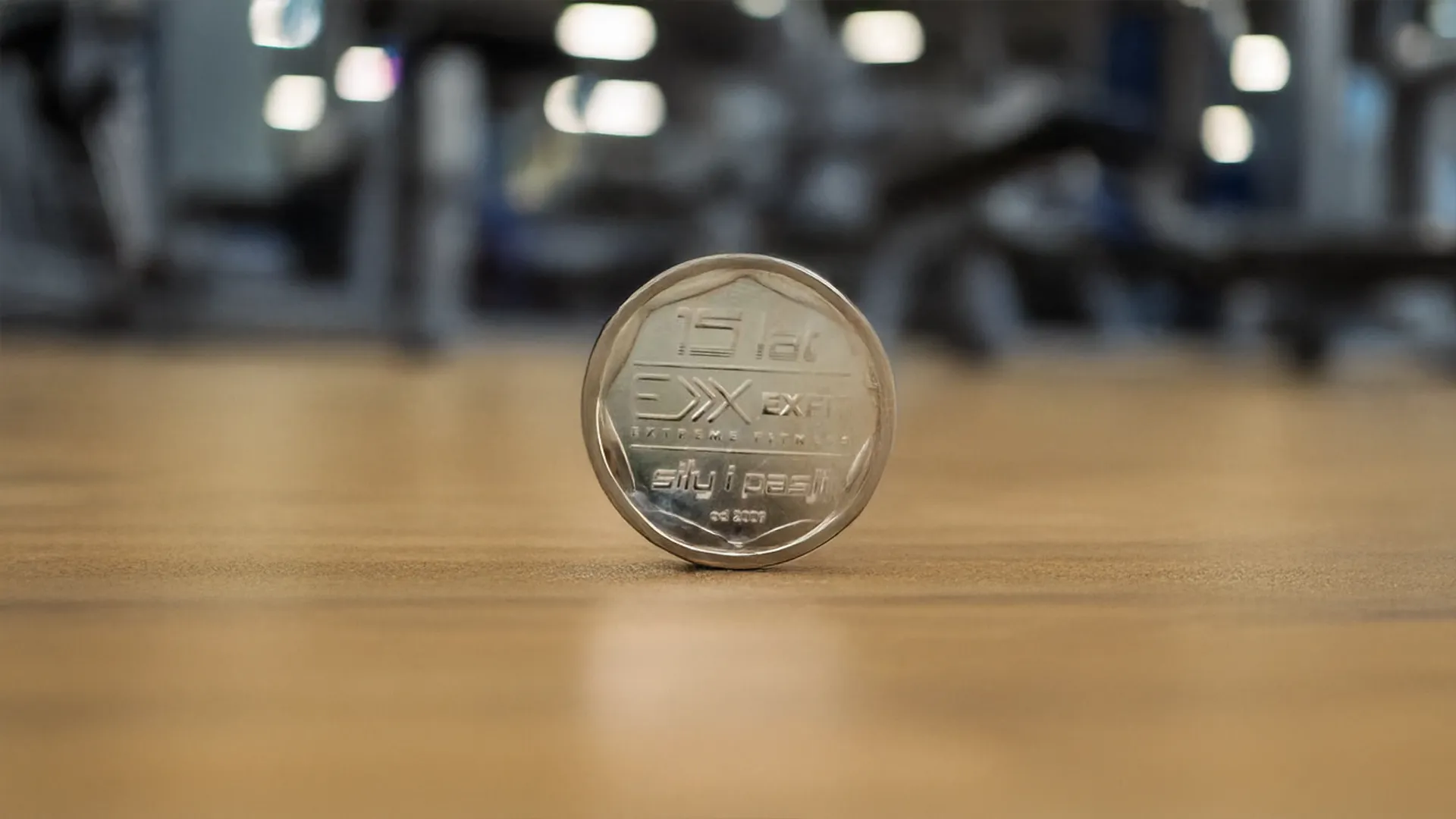 Pamiątkowa moneta wybita przez Mennicę Eventową na 15-lecie Extreme Fitness w Mielcu